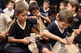 ayer-se-realizo-la-entrega-de-cuadernos-en-la-escuela-santa-ana-del-banado-sur--194425000000-1310738.jpg