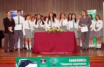 alumnos-del-colegio-privado-subvencionado-santo-tomas-de-la-ciudad-de-pilar-en-el-acto-de-premiacion--213223000000-1398246.jpg