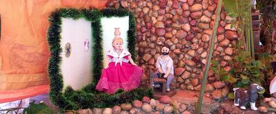 La “bailarina de danza típica” es la nueva integrante del tradicional pesebre.  A su lado está ubicado el carpintero, personaje incluido en el 2018.