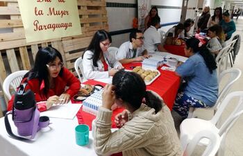 la-dra-maria-paniagua-primera-izq-una-de-las-cardiologas-que-asistieron-a-las-mujeres-en-el-marco-de-la-campana-en-el-hospital-de-clinicas--205034000000-1808765.jpg