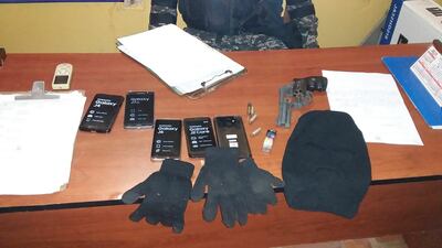 Celulares, además de una mochila con pasamontañas y tres guantes negros de lana hallados en poder del delincuente.