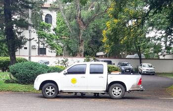 Funcionarios del Senepa realizaron ayer de nuevo intensos trabajos de fumigación en el patio de Mburuvicha Róga.