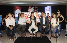 andre-de-oliveira-c-de-la-productora-new-vision-anuncio-la-realizacion-de-la-fiesta-red-sound-8-junto-con-los-representantes-de-las-firmas-patro-192609000000-520168.jpg