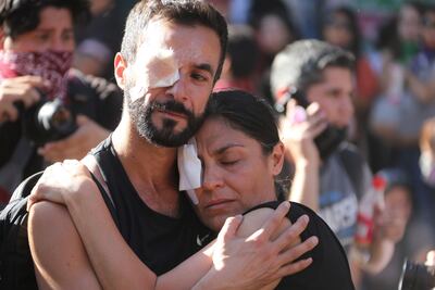 Manifestantes protestan con un ojo vendado este viernes en la céntrica plaza Italia de Santiago de Chile, rebautizada popularmente como Plaza de la dignidad, durante una jornada de movilizaciones sociales por todo el país.