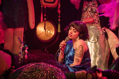 La cantante chilena actuará por segunda vez en Paraguay, pero esta vez se presentará en solitario como parte de su gira llamada “Sola con mis monstruos”.