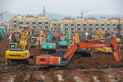 Personas trabajan en el sitio de construcción de un hospital de campaña en Wuhan, provincia de Hubei, China, el 24 de enero de 2020. Se espera que el hospital, de 1,000 camas, esté terminado para el 3 de febrero de 2020 para hacer frente al creciente número de personas afectadas por el coronavirus.