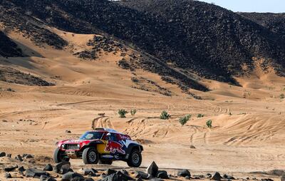 Los conductores españoles de Mini, Carlos Sainz y el copiloto Lucas Cruz, durante una sesión de conducción.