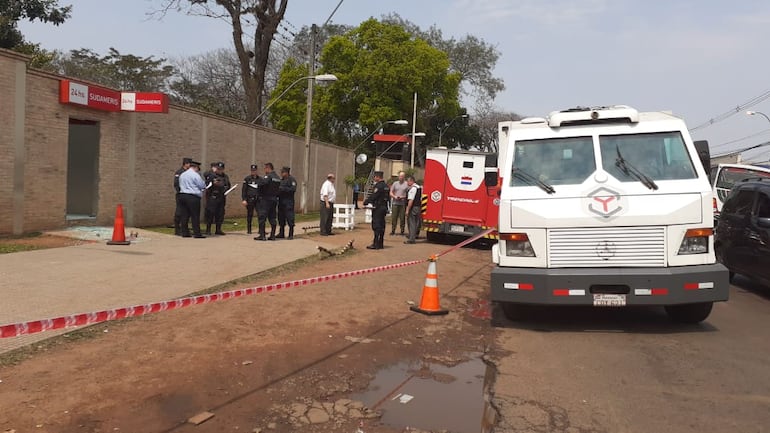 Violento asalto a guardias cuando depositaban dinero en un cajero.