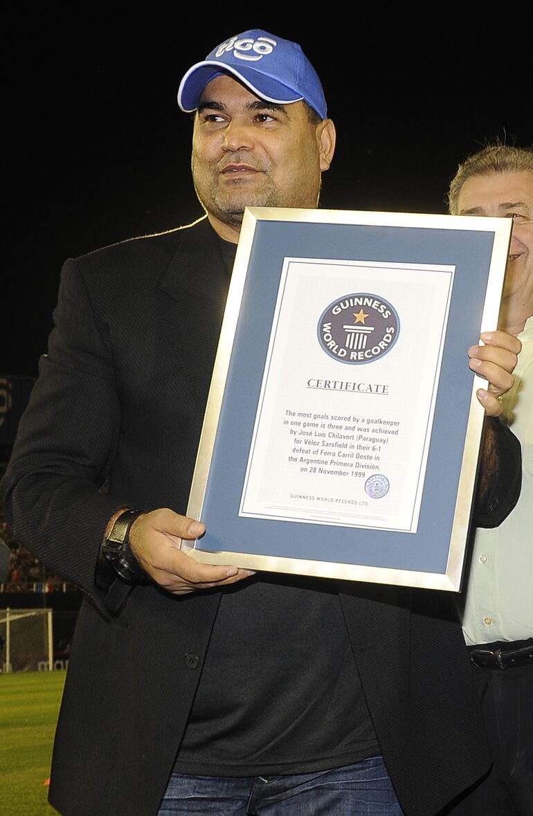 José Luis Chilavert recibió su placa antes de un partido de eliminatorias.