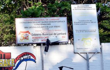 dos-carteles-instalados-en-la-entrada-al-colegio-informan-que-la-obra-se-ejecuto-bajo-la-administracion-de-roberto-cardenas--223234000000-1382966.jpg