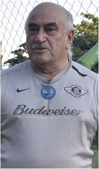 Pasan los años y siempre hablando apasionadamente del fútbol, Pedro Rogríguez, en su domicilio.