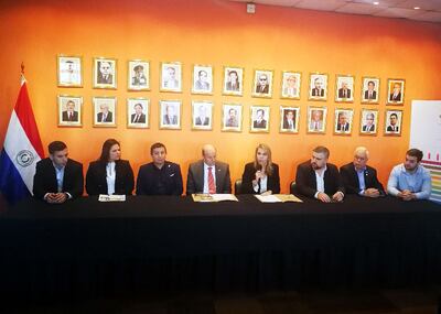 Liz Cramer (centro), junto con empresarios, compartió detalles de la participación paraguaya en la feria internacional, ayer.