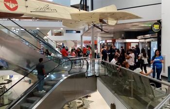 En el aeropuerto Silvio Pettirossi controlan la temperatura a los pasajeros que llegan.