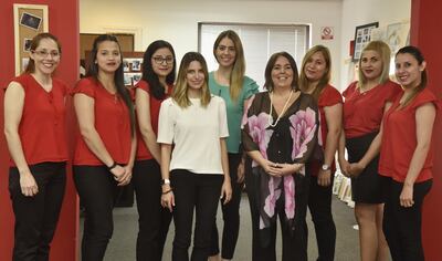 Paula Scali, junto con Tania Ortigoza, jefa y supervisor de tiendas,  y María Laura Filártiga Zanotti, gerente comercial,  en el local de la Avda. Mariscal López y Pedro García, con el staff de eventos.