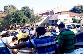 Al menos ocho taxistas acorralaron a una conductora de Muv en la avenida Mariscal López. Uno de ellos dañó su vehículo.