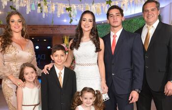 la-joven-con-sus-padres-romina-ricciardi-y-jorge-matiauda-sus-hermanos-marcelo-y-jorge-matiauda-ricciardi-y-sus-primitas-mirella-y-micaela-ricciardi--215815000000-1616921.jpg