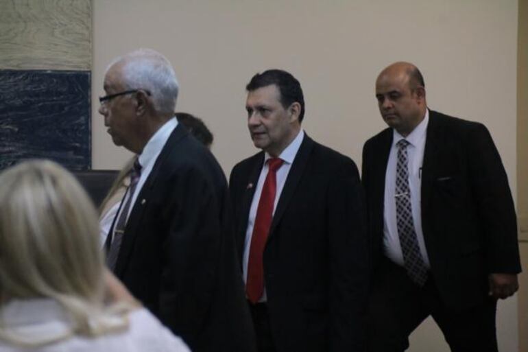 El senador colorado V&iacute;ctor Bogado (centro) ingresa a la sala de juicios orales.