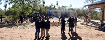 Policías y funcionarios del Ministerio Público conversan frente a la casa principal del condominio Monte Pacará (derecha). En el fondo, la estructura revisada.