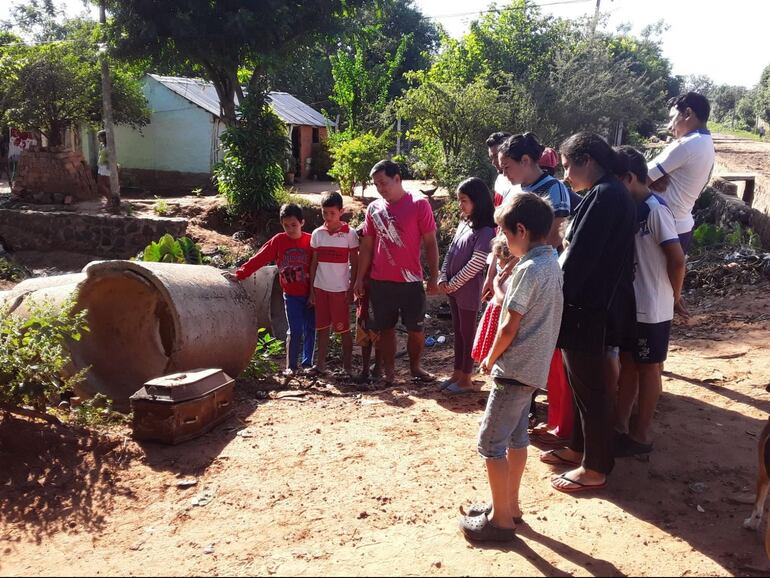 Vecinos que encontraron el ataúd en plena calle.