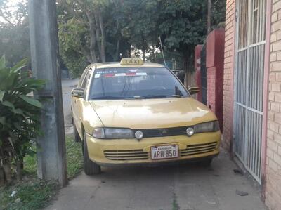 Taxista mal estacionado.
