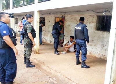 Agentes de la dirección de Policía verifican el calabozo.