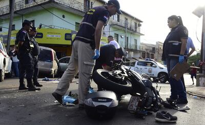 Efectivos de la comisaría jurisdiccional y agentes de Criminalística verifican el estado en que quedaron ambos vehículos.