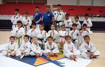 integrantes-de-la-academia-yacyreta-artes-marciales-yam-tas-del-club-social-y-deportivo-yacyreta-de-ayolas--204629000000-1778610.jpg