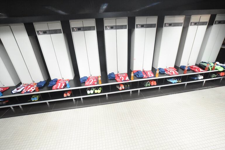 La indumentaria ya ordenada y a disposición de los atletas.
