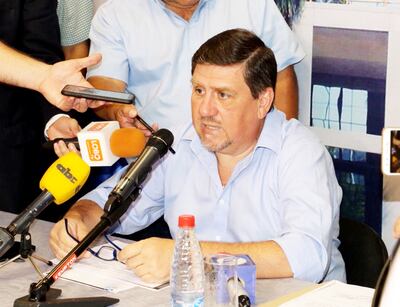 Blas Llano, presidente del Senado, en conferencia de prensa a primera hora dijo que a Cartes lo protegen sus fueros.