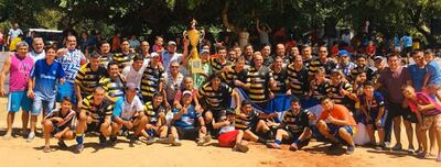 El presidente Carmelo Delvalle (centro) con el trofeo conquistado por NSA en el torneo del Barrio Chiquito, en la capital del país.