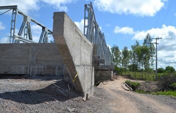 puente-de-metal-y-hormigon-armado-construido-por-el-mopc-el-cual-afecta-a-propiedades-de-varios-pobladores--212509000000-1685775.jpg