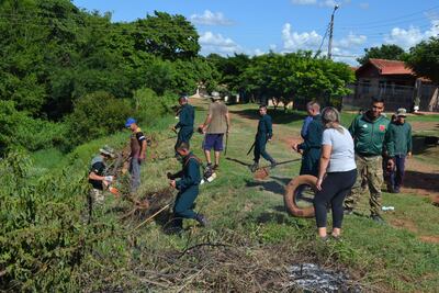 Vecinos de San Juan Bautista y efectivos de la Segunda División de Caballería durante las labores de limpieza, este martes.
