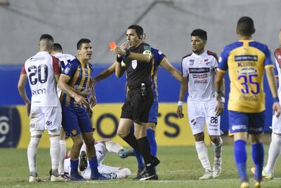 Aldo Quiñónez recibe sorprendido la tarjeta roja del árbitro Juan López, tras una acción que no ameritaba tal determinación.