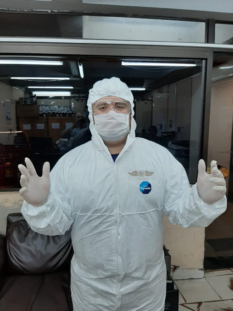 Melgarejo mostrando los trajes especiales que no son utilizados por los funcionarios del aeropuerto.