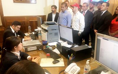 Momento de la presentación de la denuncia del candidato joven cartista José “Chechito” López Macedo (camisa celeste) y seguidores ante el Jurado de Enjuiciamiento de Magistrados.