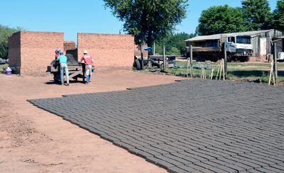 Oleros del barrio San Agustín siguen elaborando ladrillos en espera de la apertura del mercado.
