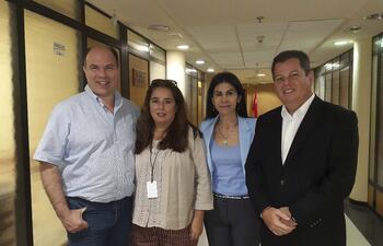 de-izq-a-der-carmelo-rugilo-estela-riveros-edith-gamarra-y-javier-correa-de-la-union-de-radiodifusores-del-paraguay-estuvieron-en-el-senado--221812000000-1385043.jpg
