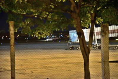 El avión de la FAM, en el  Silvio Pettirossi, esta madrugada.