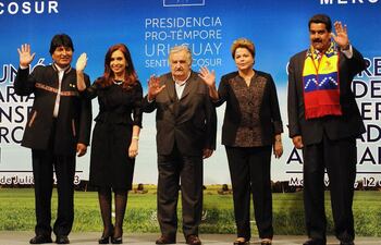 de-izquierda-a-derecha-evo-morales-cristina-kirchner-jose-mujica-dilma-rousseff-y-nicolas-maduro-durante-la-cumbre-del-mercosur-celebrada-ayer-en-220700000000-575431.jpg