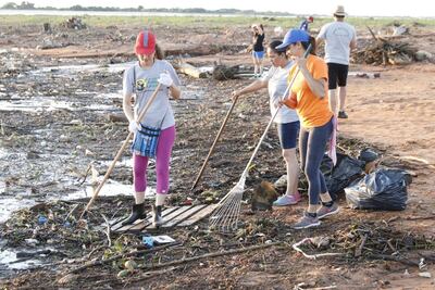 Jóvenes limpiando la rivera del río Paraguay en Limpio.