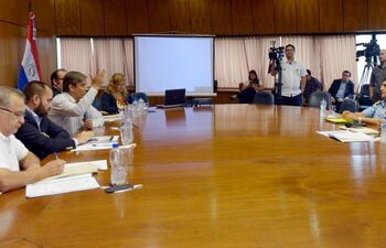 los-parlamentarios-luis-alberto-wagner-ariel-oviedo-jose-ledezma-entre-otros-en-la-reunion-con-el-ministro-del-interior-tadeo-rojas-y-el-coman-210753000000-1542423.jpg