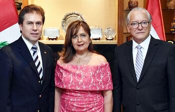 el-canciller-nacional-luis-a-castiglioni-rosario-gonzalez-de-chavarri-y-el-embajador-de-peru-jose-eduardo-chavarri--210054000000-1781395.jpg