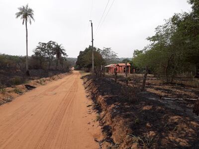 La vivienda quedó rodeada por las llamas ayer y la familia paso momentos de angustia.