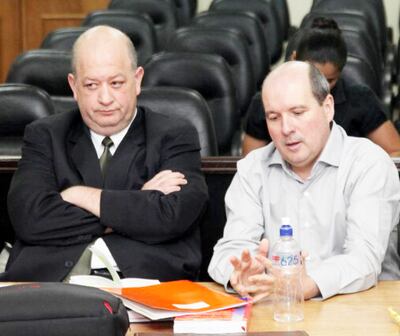 Carlos Federico León Ocampos (d) y el Abog. Leonardo Garófalo, uno de sus defensores en el juicio.