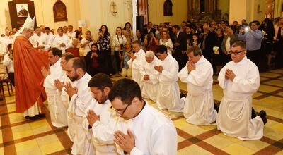 Por medio de la imposición de las manos, el arzobispo de Asunción Mons. Edmundo Valenzuela imparte el orden del diaconado a los 11 candidatos. Mucha gente asistió al principal templo capitalino para acompañar a los nuevo consagrados.