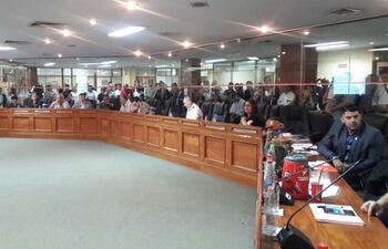 gran-cantidad-de-funcionarios-asistieron-a-la-sesion-ordinaria-de-la-junta-municipal-asuncena-ayer-en-la-que-se-trato-sobre-el-planillerismo-existe-200537000000-1645050.jpg