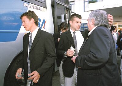 Carlos Cecilio Estigarribia (izq.) y Ricardo Tavarelli reciben los US$ 100 de manos de Osvaldo Domínguez Dibb. Bajo su presidencia, Olimpia conquistó 14 títulos nacionales, más la Copa Intercontinental, Libertadores, Recopa Sudamericana y Copa Interamericana.