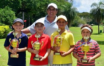 el-profesional-eladio-franco-y-los-chicos-que-se-alzaron-con-el-torneo-infantil-pro-am-del-asuncion-golf-club-que-se-cumplio-en-la-cancha-de-la-escuel-215428000000-1301899.jpg