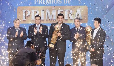 El presidente tetracampeón Marco Trovato en el centro, a su derecha Robert Harrison, titular de la APF, anoche en la premiación.