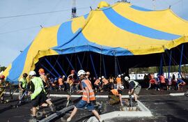 el-momento-en-que-la-carpa-principal-del-cirque-du-soleil-era-montada-ayer-a-las-8-de-la-manana--191819000000-1606824.jpg